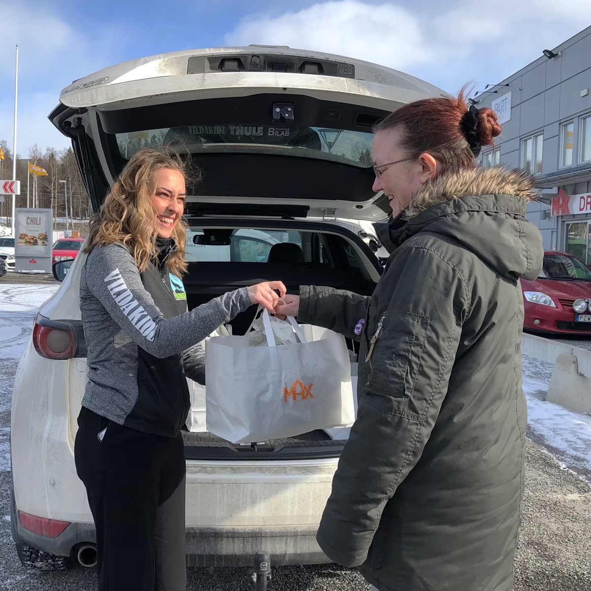 Rebecca Karlsson från VildaKidz delar ut burgare 2020