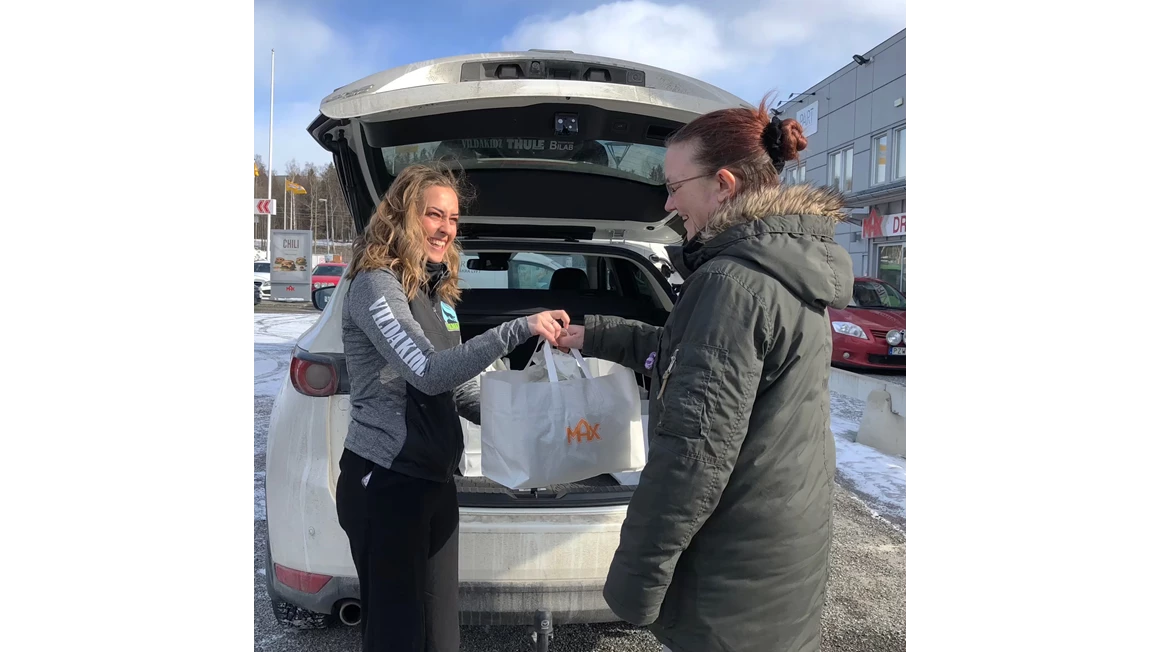 Rebecca Karlsson från VildaKidz delar ut burgare 2020